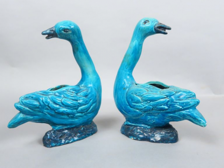 Couple de cygnes formant jardinières en céramique émaillé turquoise. C