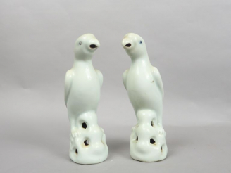Vente aux enchères Couple de perruches en porcelaine blanc de Chine. Chine, XIXème siècle