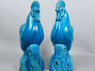 Vente aux enchères Couple de coqs en céramique émaillé turquoise. Chine, fin XIXème siècl