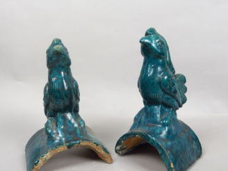 Vente aux enchères Paire de tuiles faitières en céramique émaillée bleue, représentant de