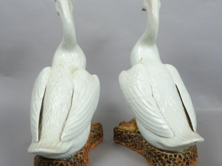 Couple d’oies en porcelaine blanche. Chine, XIXème siècle. H. 31,5 cm 