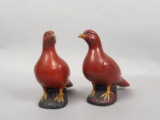 Vente aux enchères Couple de pigeons en terre cuite émaillée sang de bœuf. Chine, XIXème 