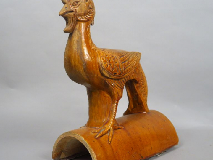 Tuile faitière en céramique émaillée ocre, représentant un phénix. Chi