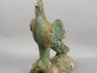 Vente aux enchères Tuile faitière en céramique émaillée vert, représentant un phénix. Chi