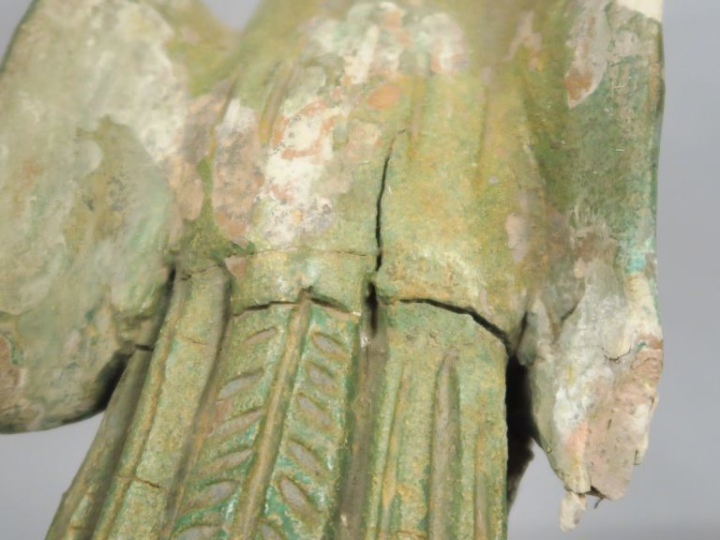 Tuile faitière en céramique émaillée vert, représentant un phénix. Chi