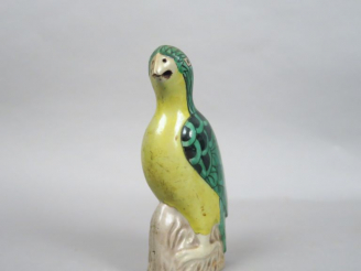 Vente aux enchères Perruche en porcelaine et émaux de style famille verte. Chine, XIXème 