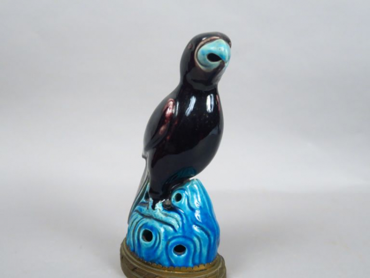 Perruche en céramique émaillée aubergine et turquoise, monture en bron