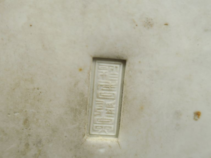 Groupe en porcelaine, représentant une poule et ses poussins, avec mar