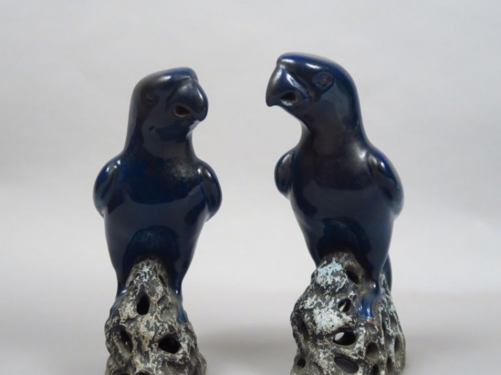 Couple de perruches en céramique émaillée bleue. Chine, XIXème siècle.