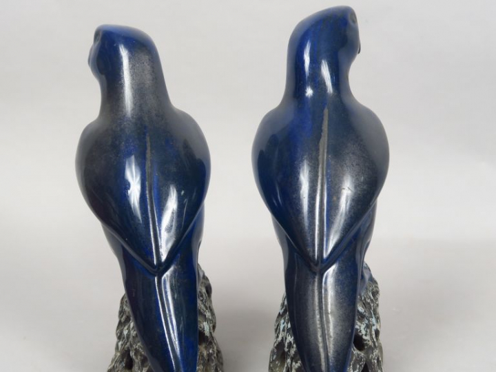 Couple de perruches en céramique émaillée bleue. Chine, XIXème siècle.