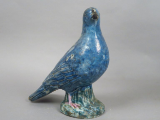 Vente aux enchères Palombe en céramique émaillée bleue. Chine, XIXème siècle. (Manque le 