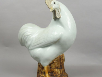 Vente aux enchères Coq en porcelaine, représenté sur un rocher. Chine, XIXème siècle (Acc