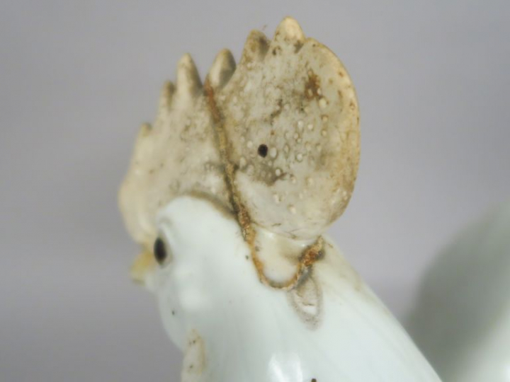 Coq en porcelaine, représenté sur un rocher. Chine, XIXème siècle (Acc