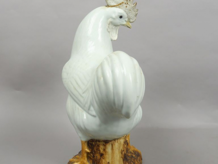 Coq en porcelaine, représenté sur un rocher. Chine, XIXème siècle (Acc