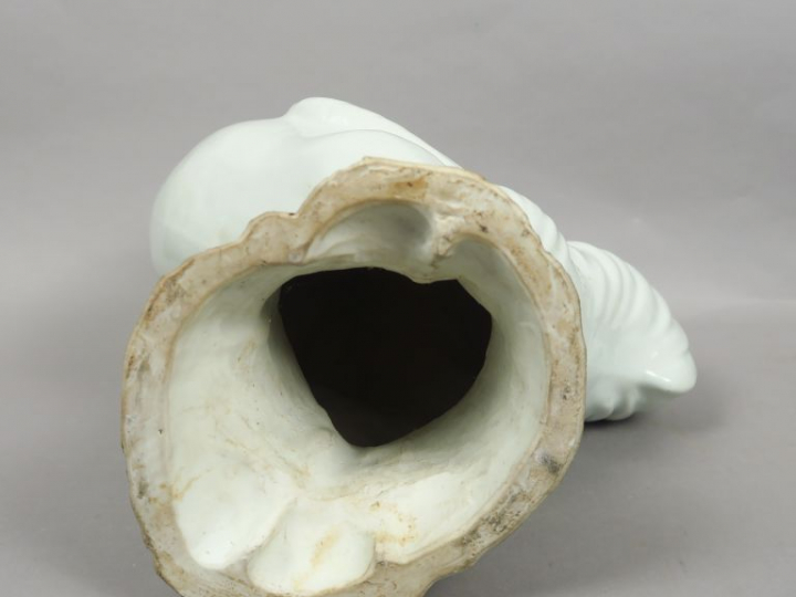 Coq en porcelaine, représenté sur un rocher. Chine, XIXème siècle (Acc