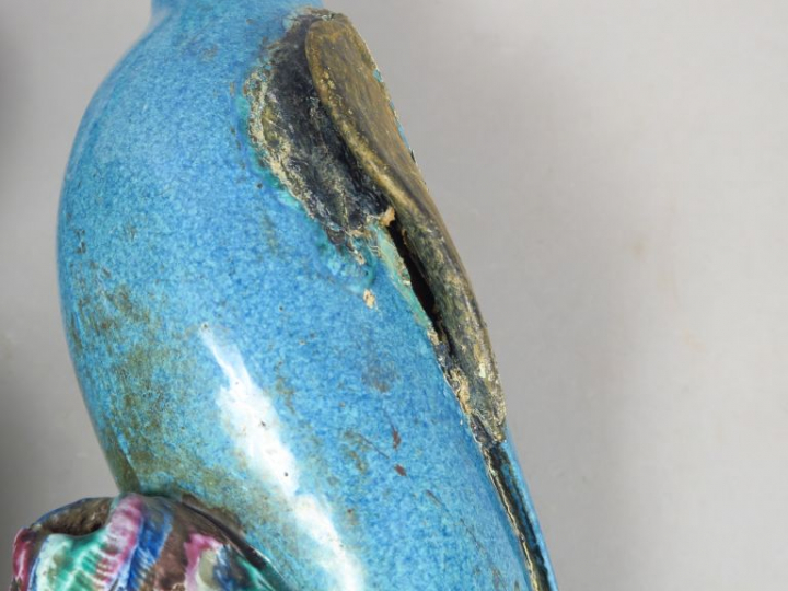 Couple de perruches en céramique émaillée bleu et arlequin. Chine, XVI