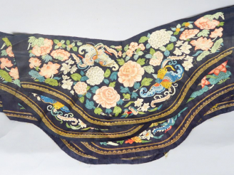 Vente aux enchères Six éléments (dont quatre importants) de robe en Kose polychromes. Chi