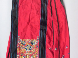 Vente aux enchères Deux jupes en soie et lin brodés, l'une à décor en camaïeu bleu de fle