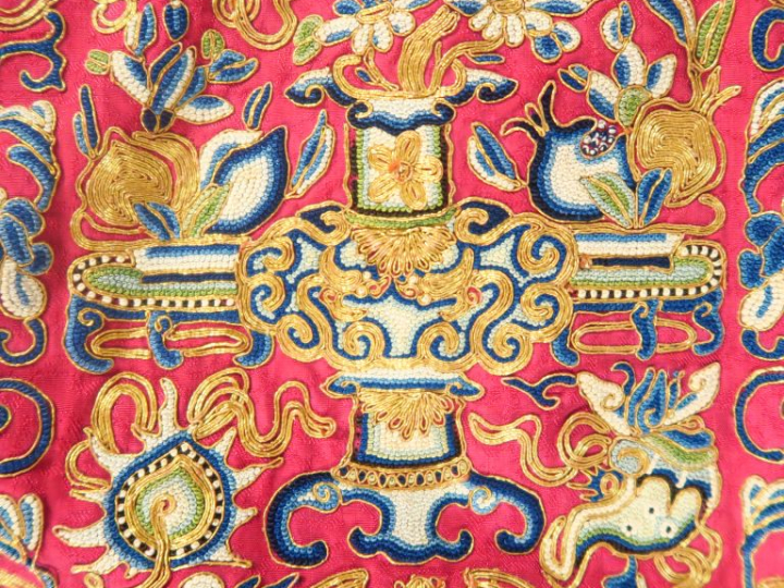 Deux jupes en soie et lin brodés, l'une à décor en camaïeu bleu de fle