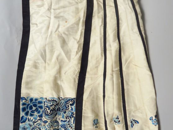 Deux jupes en soie et lin brodés, l'une à décor en camaïeu bleu de fle