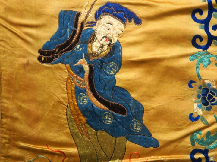 Importante tenture en lin et soie brodée, à décor d'une divinité fémin