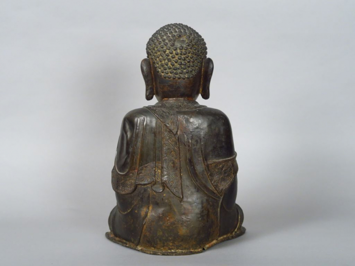 Statuette en bronze, anciennement laquée, représentant le bouddha assi