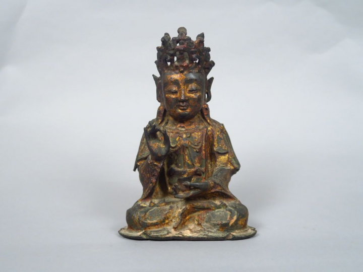 Statuette en bronze laqué et doré représentant Avalokiteshvara assis t