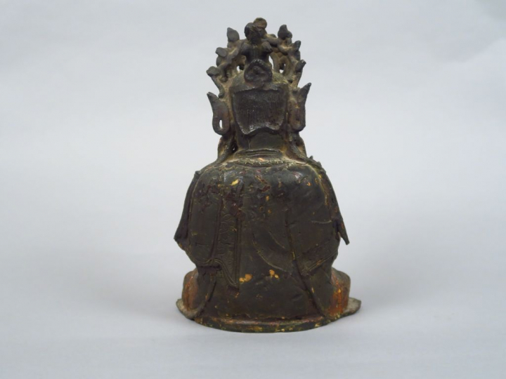 Statuette en bronze laqué et doré représentant Avalokiteshvara assis t