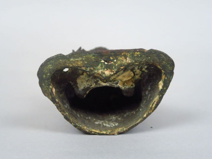 Statuette en bronze laqué et doré représentant Avalokiteshvara assis t