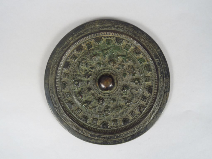 Miroir circulaire en bronze, de belle patine. Chine, fin de l'époque M