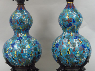 Vente aux enchères Paire de vases en forme de coloquinte en bronze et émaux cloisonnés, à