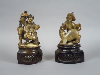 Vente aux enchères Deux statuettes en stéatite Schusan représentant deux lorans, un accom