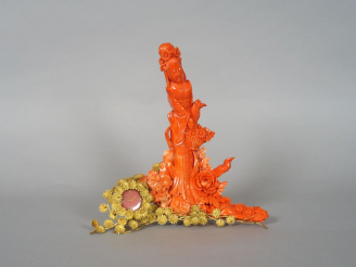 Vente aux enchères Groupe en corail  rouge représentant la déesse du printemps tenant un 