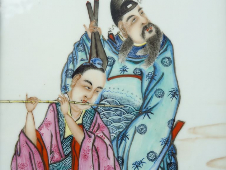 Deux plaques en porcelaine, d’une suite de quatre, chacune à décor pol