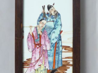 Deux plaques en porcelaine, d’une suite de quatre, chacune à décor pol