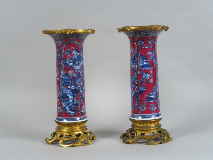 Paire de vases cornet en porcelaine blanche, à décor en bleu sous couv