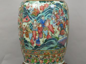 Vente aux enchères Important vase de palais en porcelaine et émaux de la famille rose, à 