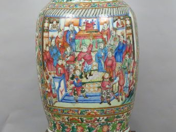 Important vase de palais en porcelaine et émaux de la famille rose, à 