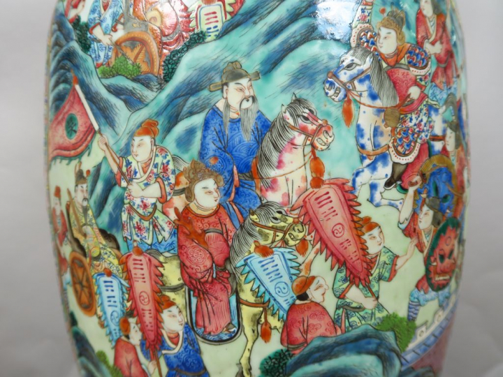 Important vase de palais en porcelaine et émaux de la famille rose, à 