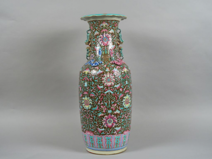 Vase de forme balustre, à décor en émaux de la famille rose sur fond c