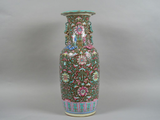 Vente aux enchères Vase de forme balustre, à décor en émaux de la famille rose sur fond c