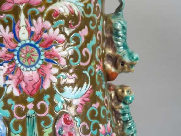 Vase de forme balustre, à décor en émaux de la famille rose sur fond c