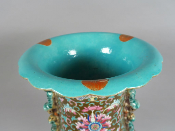 Vase de forme balustre, à décor en émaux de la famille rose sur fond c