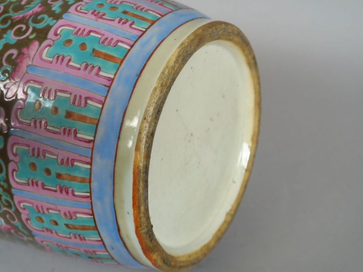 Vase de forme balustre, à décor en émaux de la famille rose sur fond c