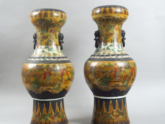 Vente aux enchères Paire de grands vases de forme balustre en porcelaine de Nankin, à déc