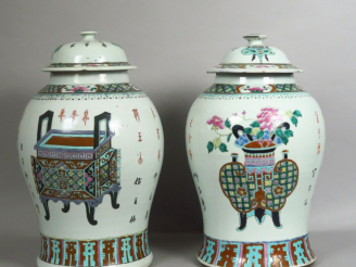 Vente aux enchères Paire de potiches couvertes de forme balustre en porcelaine et émaux d