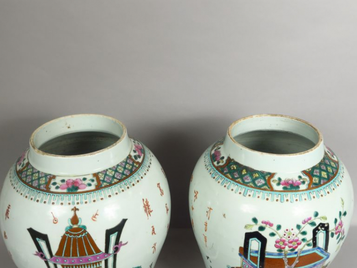 Paire de potiches couvertes de forme balustre en porcelaine et émaux d