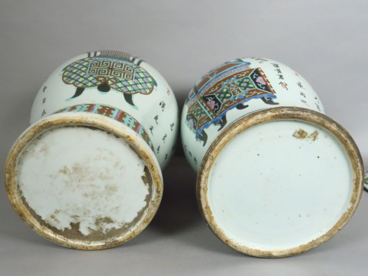 Paire de potiches couvertes de forme balustre en porcelaine et émaux d