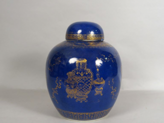 Vente aux enchères Pot à gingembre couvert en porcelaine et émail bleu poudré, décor à l"