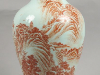 Vente aux enchères Vase balustre en porcelaine blanche, à décor émaillé corail de paysage